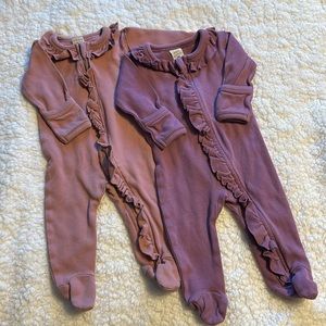 Kate Quinn Set of two zippered footies sz 0-3 months